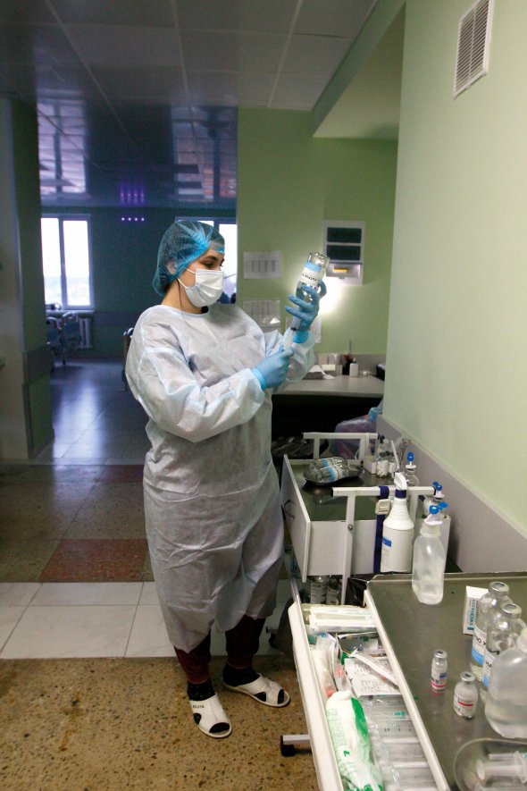 Надія Сидорчук, медсестра ковідної реанімації Київської міської клінічної лікарні №1, набирає у шприц фізрозчин. Понад рік працює з хворими на коронавірус.