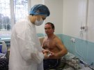 Чоловікові вимірюють сатурацію.