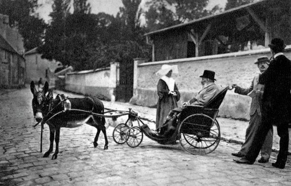 Французький поет Рене Сюллі-Прюдом (сидить у візку, 1839–1907) став першим лауреатом Нобелівської премії з літератури. Фото 1905-го. Писав ліричні та філософські поеми