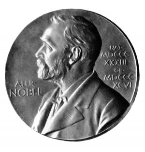Медаль лауреата Нобелівської премії. На ній викарбувано профіль засновника відзнаки Альфреда Нобеля. До 1980 року нагороду робили із золота. Зараз її додають срібло й незначну кількість міді. Важить 175 грамів