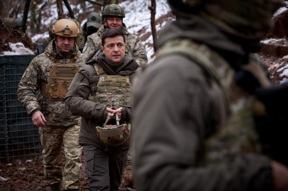 Президент Украины Владимир Зеленский 6 декабря посетил передовые позиции ВСУ на Донбассе в день 30-летия создания украинской армии 