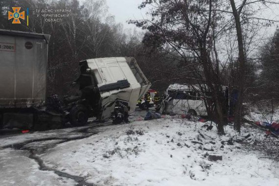 Під Черніговом зіткнулися маршрутка і вантажівка. 13 загиблих, ще семеро людей у лікарні 