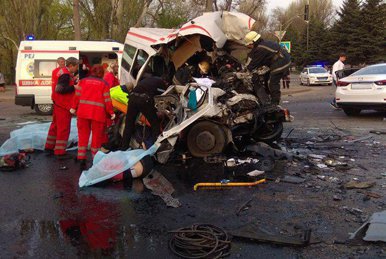 От удара с Mazda – 6 маршрутку Mercedes Sprinter отбросило на встречную полосу, где она в лоб врезалась в автобус. Людей из изуродованного авто вырезали спасатели