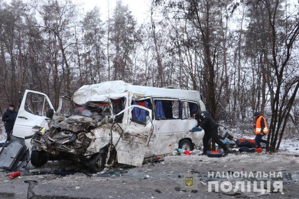 Під Черніговом зіткнулися маршрутка і вантажівка. 13 загиблих, ще семеро людей у лікарні 