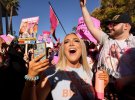 Поклонники поп-певицы Бритни Спирс празднуют ее освобождение от опеки отца у здания суда Стэнли Моска в день слушания ее дела в Лос-Анджелесе, Калифорния