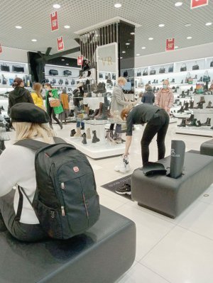 Покупці вибирають взуття в магазині столичного торговельного центру ”Дрім таун” під час чорної п’ятниці. На товари діяли знижки від 20 до 50 відсотків