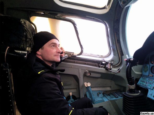 Молодший науковий співробітник Полтавського музею важкої бомрабрувальної авіації, колишній пілот бомбардувальника, старший лейтенант запасу Геннадій Дирикаптан в кріслі Ту-160 розповідає про легендарний літак