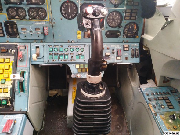 Уперше ручку керування замість штурвалу встановили в літаку Ту-160