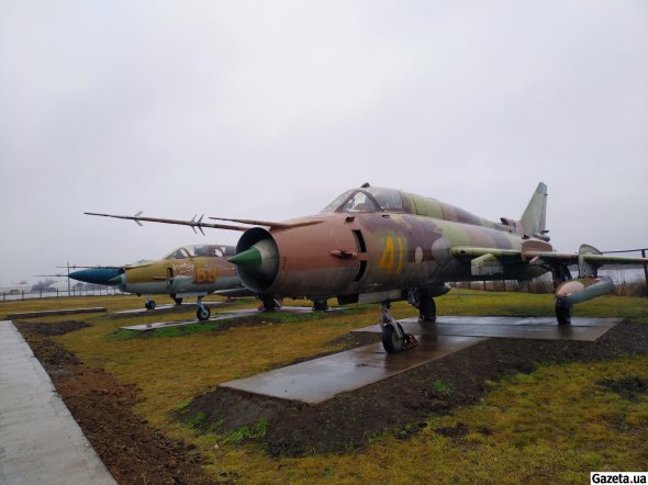 Штурмовики Су-22 в експозиції музею важкої бомбардувальної авіації в Полтаві