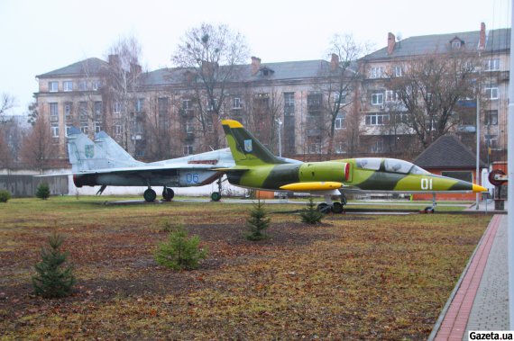 Навчальні літаки зустрічають відвідувачів біля входу в музеї важкої бомбардувальної авіації в Полтаві