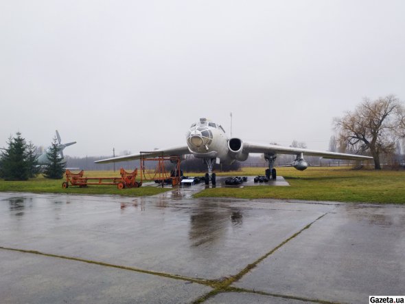 Дальній бомбардувальник-ракетоносій Ту-16К Budger у музеї важкої бомбардувальної авіації в Полтаві