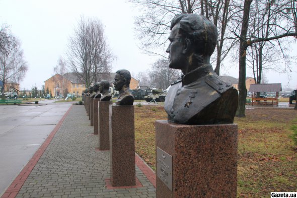 Алея льотчиків - героїв Другої Світової війни у музеї важкої бомбардувальної авіації в Полтаві