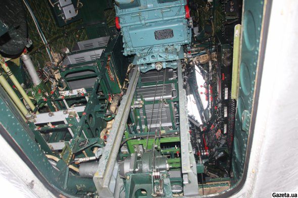 У кабіну літака Ту-22КД Blinder екіпаж потрапляв через нижній люк - крісло піднімалося знизу по напрямним рейкам