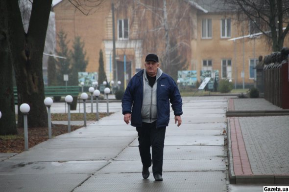 Завідувач завідувач філії Національного військово-історичного музею України — музею важкої бомбардувальної авіації, полковник запасу Віктор Дейнега