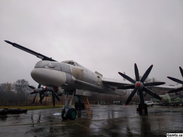 Единственный в мире турбовинтовой стратегический бомбардировщик-ракетоноситель Ту-95МС "Bear" в музее тяжелой бомбардировочной авиации в Полтаве