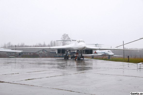 В музее тяжелой бомбардировочной авиации в Полтаве выставлен для обозрения единственный в мире музейный экспонат стратегического бомбардировщика Ту-160 "Blackjack"