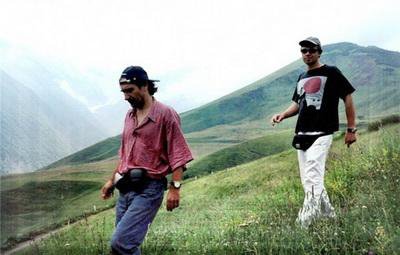 Фото російського актора та режисера Сергія Бодрова (праворуч) зі зйомок фільму "Зв'язковий" у горах Північної Осетії. 23 особи зі знімальної групи загинули під лавиною 20 вересня 2002-го