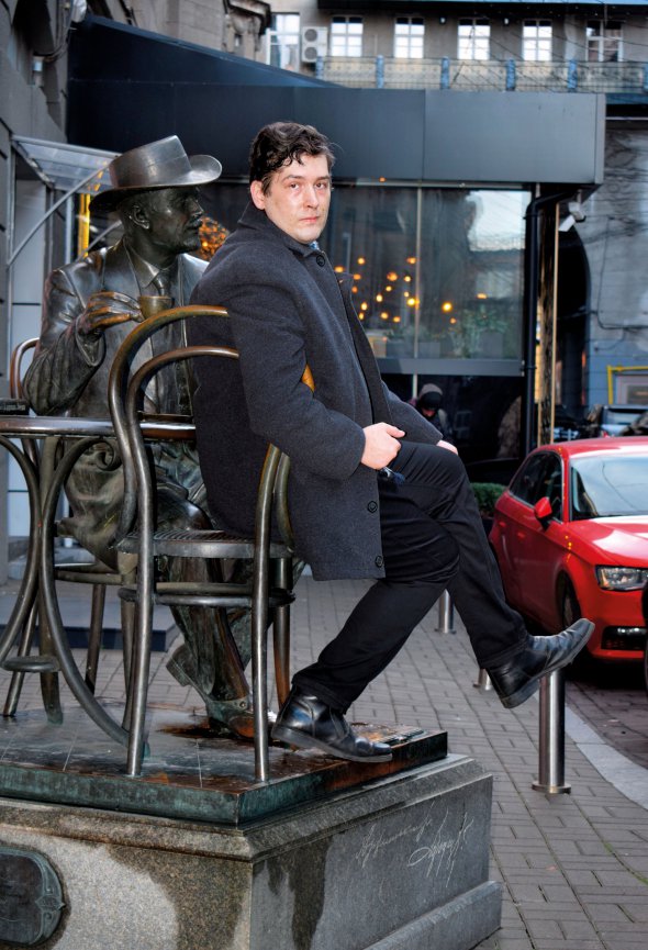 В’ячеслав ЛЕВИЦЬКИЙ, 33 роки, поет і літературознавець. Народився 6 березня 1988 року в Києві. Батько – історик, мати – психологиня. Закінчив Інститут філології Київського національного університету імені Тараса Шевченка. Кандидат філологічних наук. Працював молодшим науковим співробітником Інституту літератури імені Тараса Шевченка Національної академії наук України. Упорядник і співперекладач збірки-білінгви ”Бум-Бам-Літ”: антологія білоруської поетичної революції”. Неодружений. Захоплюється малярством. Перечитує твори Грицька Чубая, Ігоря Калинця, Тараса Федюка й Василя Герасим’юка. Слухає музику Леонарда Коена, Жака Бреля та гурту TonqiXod. Подобається фільм ”Невинні чародії” Анджея Вайди. Улюблена страва – галицький сирник, напій – какао. Живе в Києві