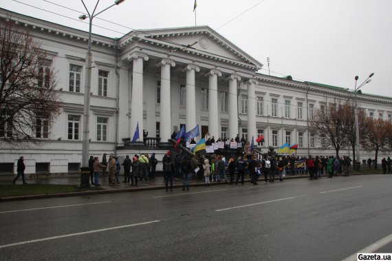 В Полтаве ветераны российской украинской войны и патриотически настроенные депутаты протестуют против пророссийски настроенного городского головы Александра Мамая