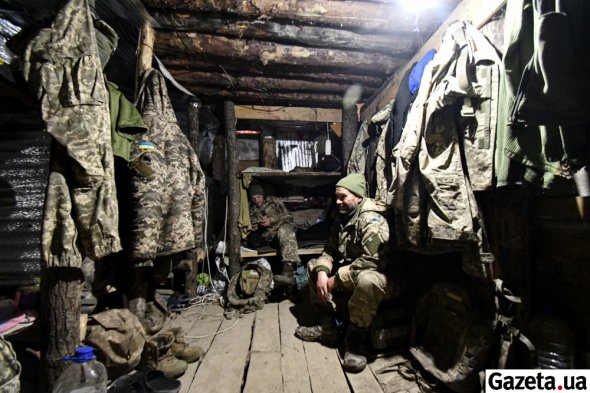 В блиндаже, где живут военные, отапливают дровами в печке-буржуйке. Есть Wi-fi Интернет