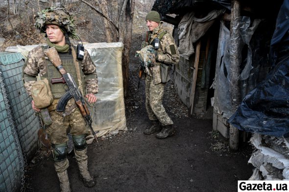 "Нас тричі обстрілювали мінами 82 калібру. Стріляли спершу по нам, потім по селу — дачному поселенню. Думаю, це така провокація була", - каже Дмитро (зліва)