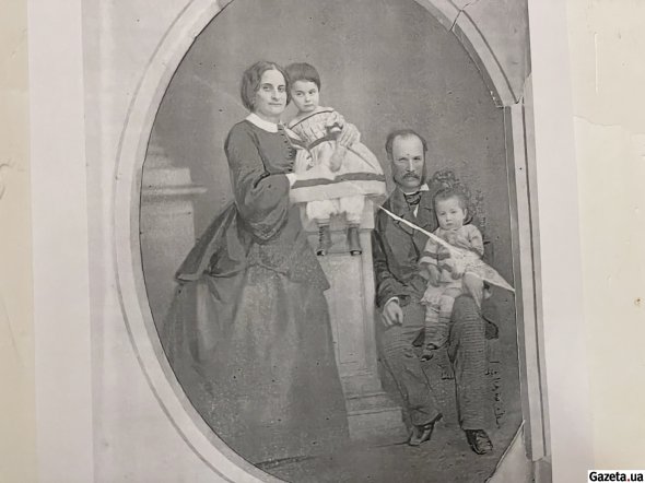 Самая старая фотография семьи, сохранившаяся до наших дней. Датируется 1861 годом
