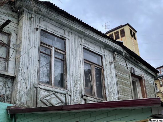 Найстаріший будинок Києва знаходиться за адресою вул. Контрактова площа, 7. Відвідати перший поверх будинку можуть усі охочі. Приватним власник залишає другий поверх, де розташована квартира власника
