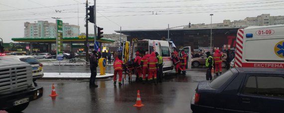 В Луцке возле торгового центра автомобиль Renault Megane въехал в толпу на пешеходном переходе