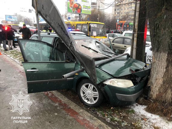 В Луцке возле торгового центра авто въехало в толпу людей, переходивших дорогу на пешеходном переходе. В машине на момент аварии находились три человека. Они – несовершеннолетние