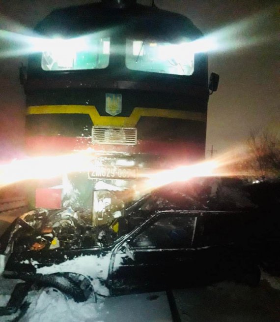 Неподалік Івано-Франківська пасажирський потяг протаранив легковий автомобіль. В результаті ДТП дві людини загинули