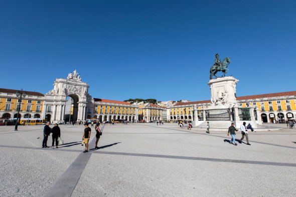 У будівлях Торгової площі в Лісабоні, відомої також як Палацовий двір, містилися державні установи, що регулювали митну й портову діяльність міста. У центрі ансамблю – кінна статуя короля Жозе I, встановлена 1775 року
