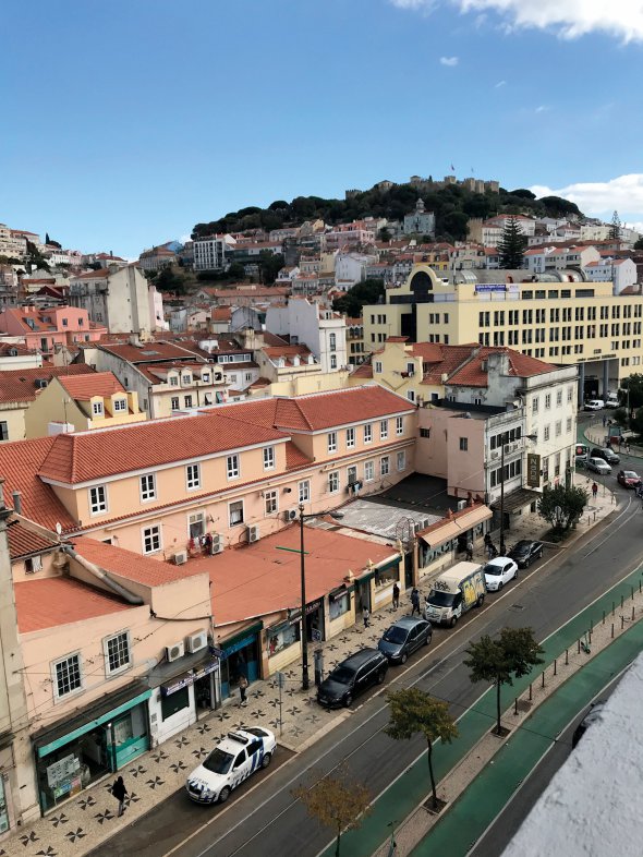 Панорама Лісабона з тераси на даху будинку на вулиці Руа да Пальма. Звідти видно замок Святого Георгія
