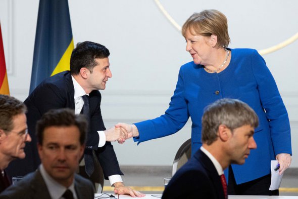 Президент Украины Владимир Зеленский безуспешно просил канцлера Германии Ангелу Меркель разблокировать поставки оборонного оружия для Украины