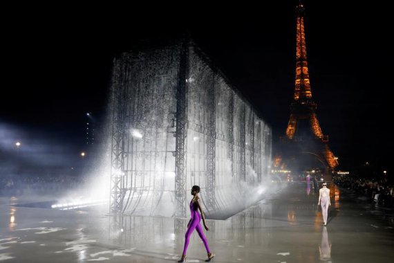 Модель представляет коллекцию дизайнера Энтони Ваккарелло на показе весна-лето 2022 для Saint Laurent во время Недели моды в Париже. Шоу проходило перед Эйфелевой башней
