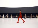 Моделі презентують колекцію дизайнера Метью Вільямса в рамках його показу весна-літо 2022 для Givenchy під час Тижня моди в Парижі. До речі, у червоному вбранні - київська модель Христина Пономар