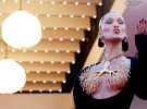 Модель Белла Хадид позирует на 74-м Каннском кинофестивале