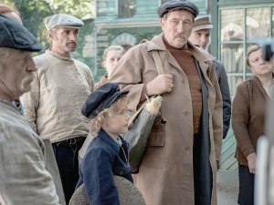 Віктор Жданов (праворуч) в історичній драмі ”Чому я живий” грає голову української родини. Забороняє доньці виходити заміж за єврея. Але під час німецької окупації Маріуполя переховує єврейську сім’ю, ставлячи під загрозу життя рідних, за сюжетом