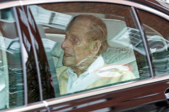 Британский принц Филипп покидает госпиталь короля Эдуарда VII в Лондоне, 16 марта 