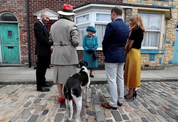 Британская королева Елизавета встречается с актерами и членами съемочной группы во время посещения съемочной площадки телесериала «Улица коронации» в Манчестере, 8 июля 
