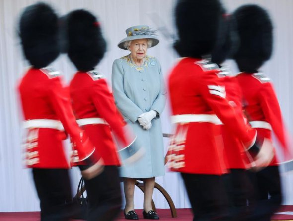 Британская королева Елизавета на церемонии по случаю своего официального дня рождения в Виндзорском замке, 12 июня 
