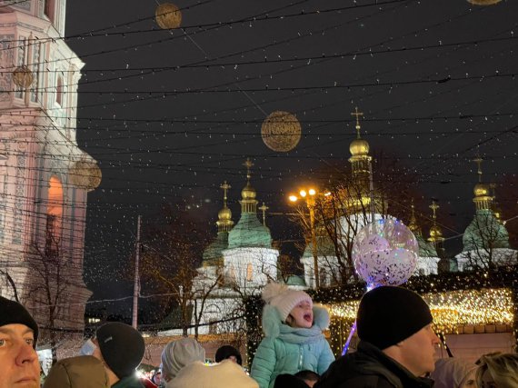 В Киеве на Софийской площади в субботу, 18 декабря, прошла церемония зажигания огней на главной новогодней елке страны. Фото: Лилия Мицко