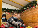 У Києві на Софійській площі в суботу, 18 грудня, відбулася церемонія запалювання вогнів на головній новорічній ялинці країни. Фото: Лілія Мицко