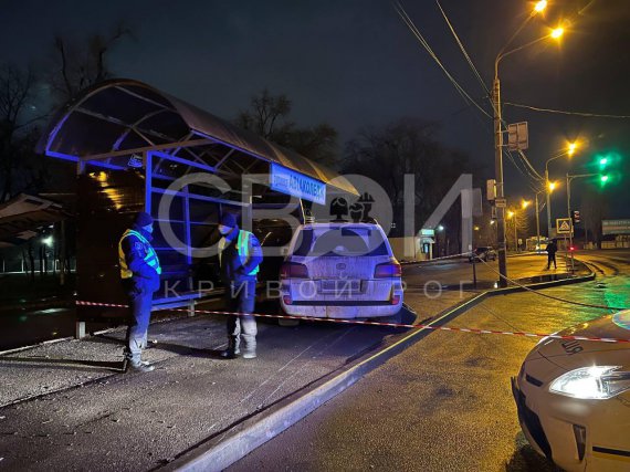 У Кривому Розі п'яний прокурор з Одеської області Вадим Лапоха на Lexus зніс частину зупинки громадського транспорту. Пізніше втік із лікарні
