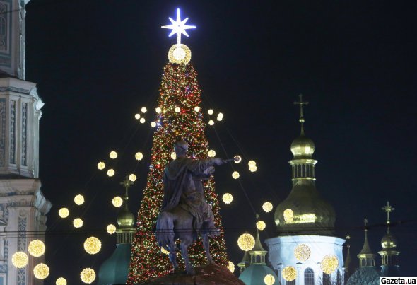 Головна ялинка цьогоріч заввишки 31 метр. Її прикрасили більше ніж 20 тис. іграшок та гірляндами різного кольору. Усього на декорації витратили 27 млн грн.