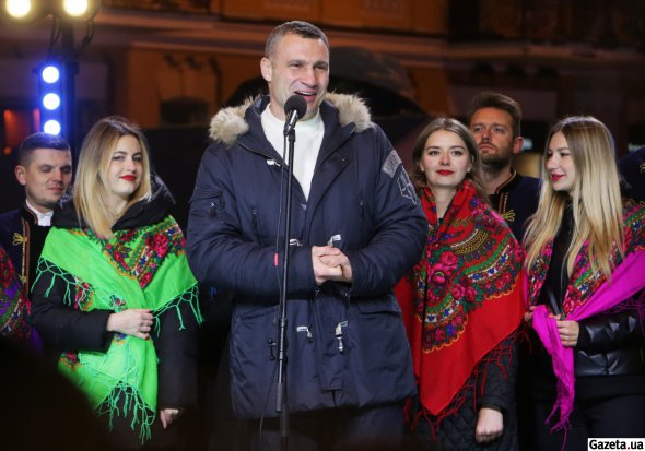 Выступил на празднике мэр Киева Виталий Кличко. Он нажал кнопку для торжественного воспламенения огней и поздравил всех с грядущими праздниками