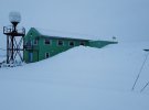Метеорологи зафіксували, що рівень снігу біля станції "Академік Вернадський" становить 2,75 м. Це найбільше значення за останні 20 років. Фото: facebook.com/AntarcticCenter