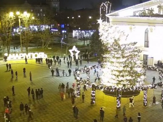 В Мариуполе упала главная новогодняя елка. Фото: Вечерний Мариуполь
