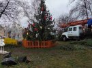 В Ровенской области ветер свалил новогоднюю елку. Дерево уже восстановили. Фото: КП Ровенский трест зеленого хозяйства