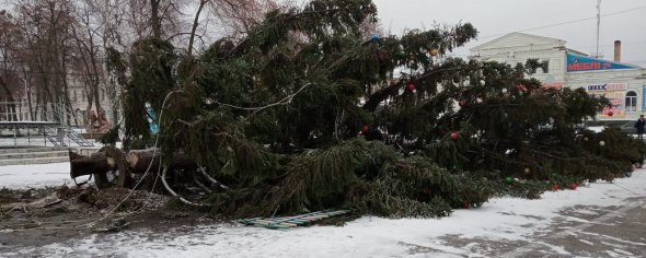 Главная елка города Лебедин не выдержала сильного ветра