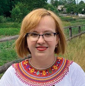 Ярина ЗАКАЛЬСЬКА, 29 років, фольклористка. Народилася 27 квітня 1992-го у Львові. Батько й мати – науковці-біологи. Навчалася на кафедрі фольклористики в Інституті філології Київського національного університету імені Тараса Шевченка. Там закінчила й аспірантуру. Працювала в Музеї народної архітектури та побуту у Львові. Цікавиться стрілецькими й повстанськими піснями, фольклором Революції гідності та російсько-української війни на Донбасі. Захистила кандидатську дисертацію ”Український фольклор спротиву: традиція і модифікація, трансмісійні механізми”. Викладала в Національному авіаційному університеті. Працює в Центрі фольклору й етнографії та школі сімейного типу ”Квінта”. Читає класичну літературу й сучасних українських авторів. Слухає гурти ”ДахаБраха”, ”Гуляйгород”, ”Без обмежень”, ”Тартак”, Kozak System. Улюблені страви – вареники з вишнями, борщ, який готує мати. Незаміжня. Живе в Києві